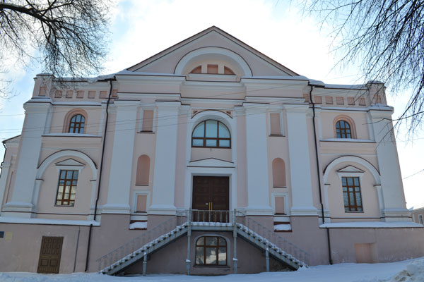 Фасад єзуїтського монастиря, який на поч. ХІХ ст. був перебудований в класицизмі (нині – Державний архів Вінницької області)
