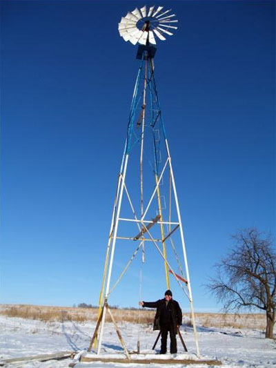 Землевпорядник села Северинівка Жмеринського району Віктор Марценюк показує французький вітряк біля сільської ферми. Він качає воду з криниці