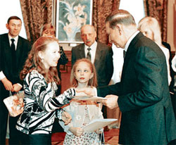 Марина Кармаліта (7 років) та Олександра Авдєєва (11 років)