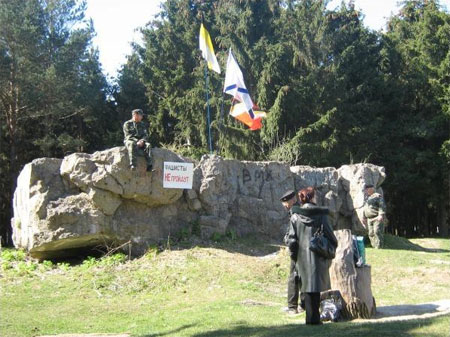 Двоє козаків чергують у понеділок, 21 квітня, біля залишків ставки Гітлера на Вінниччині