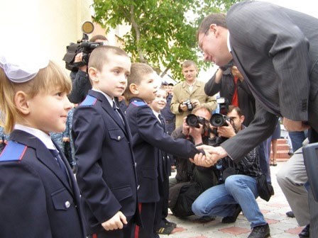 головного міліціонера вітають маленькі вихованці відомчого дитячого садка «Теремок»