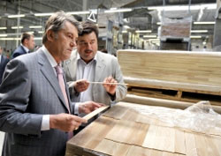 Віктор Ющенко ознайомився з роботою спільного українсько-польського деревообробного підприємства «Барлінек Інвест»