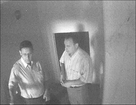 Кадри з відеокамери, яку Юрій Акопян встановив перед вхідними дверима й у квартирі. На першому кадрі - двоє шахраїв, які представилися працівниками Служби безпеки.