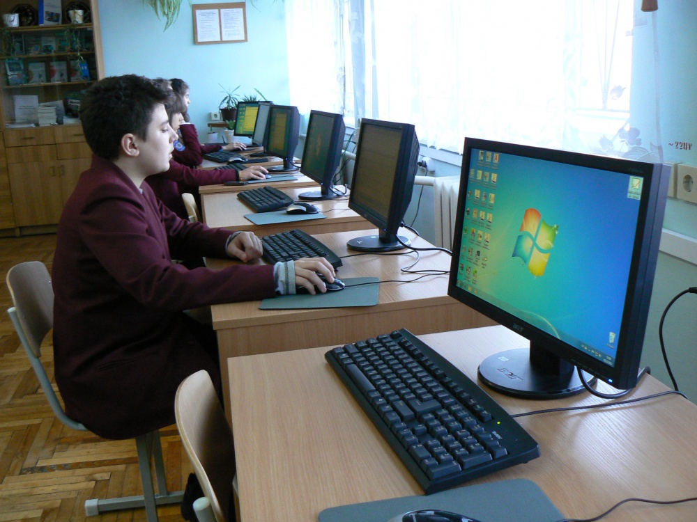 Дев'ятнадцять вінницьких шкіл отримали нову техніку для комп'ютерних класів