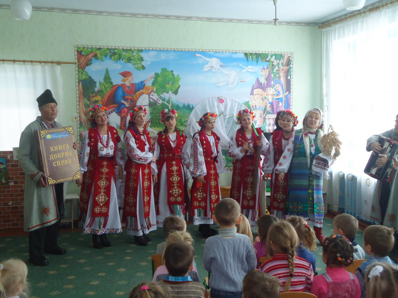 Представники Фонду разом із колективом народної творчості подільського  завітали до школярів вороновицької школи №1