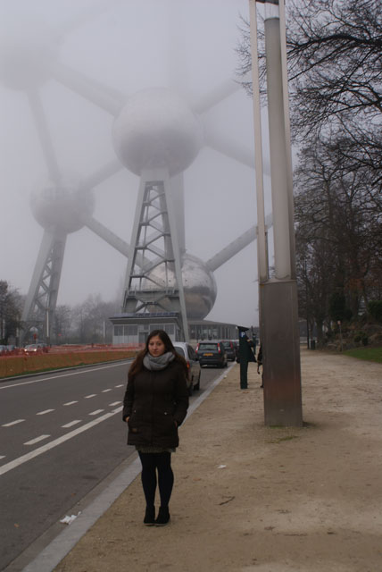 Аліна Рудченко на фоні Атоміуму - символу Брюсселя