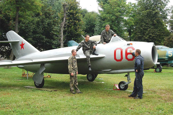 До Вінниці привезли літак-винищувач МІГ-17