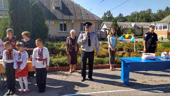 Вінницькі поліцейські завітали на урочисту лінійку до Прибузької школи-інтернату