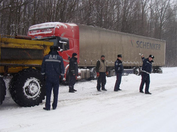 вантажівки застрягають у снігових заметах