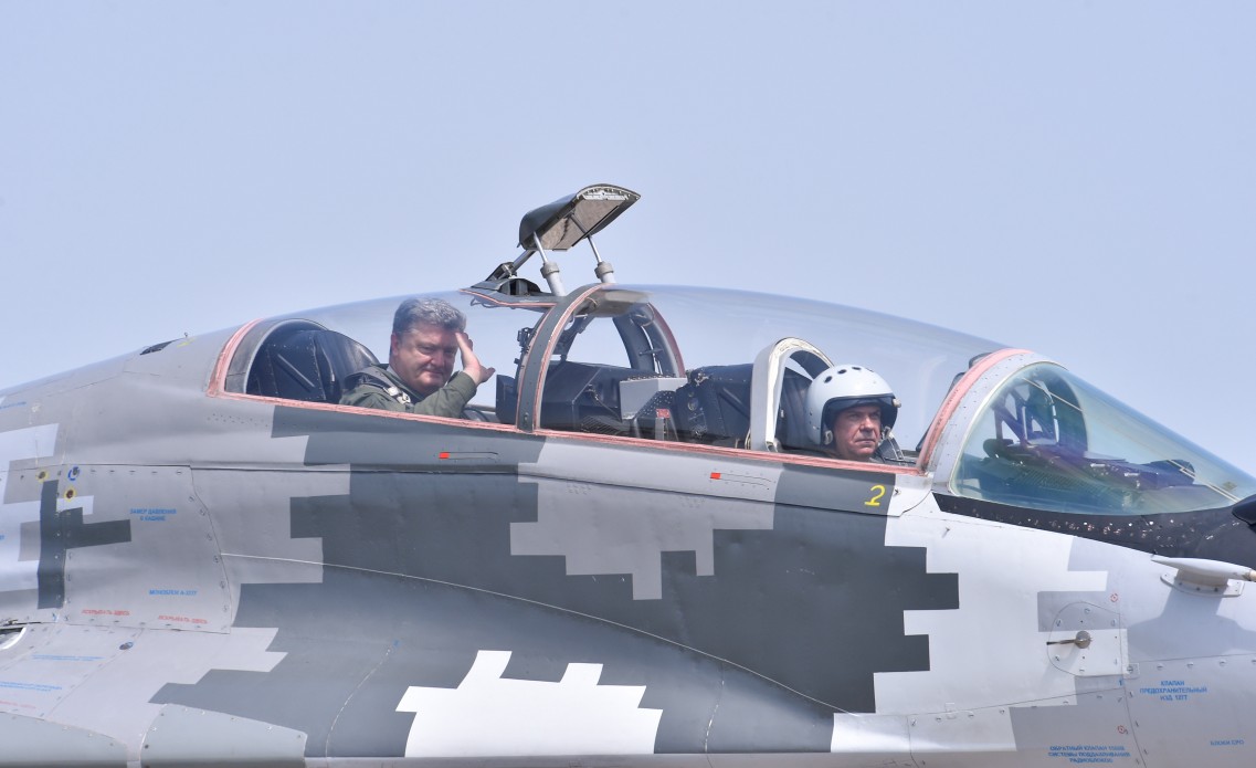 Президент Петро Порошенко до Вінниці прилетів на бойовому винищувачі Міг-29