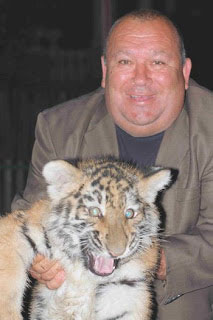 Директор маріупольського зоопарку Савелій Вашура з вінницьким тигреням