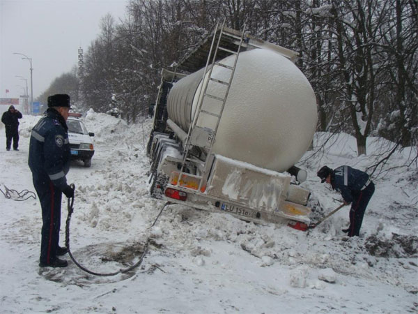 Вантажівка застрягла у сніговому заметі