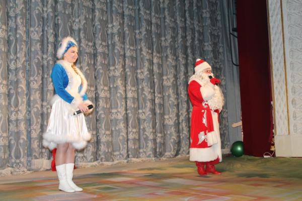 Дід Мороз та Снігуронька завітали на свято до дітей