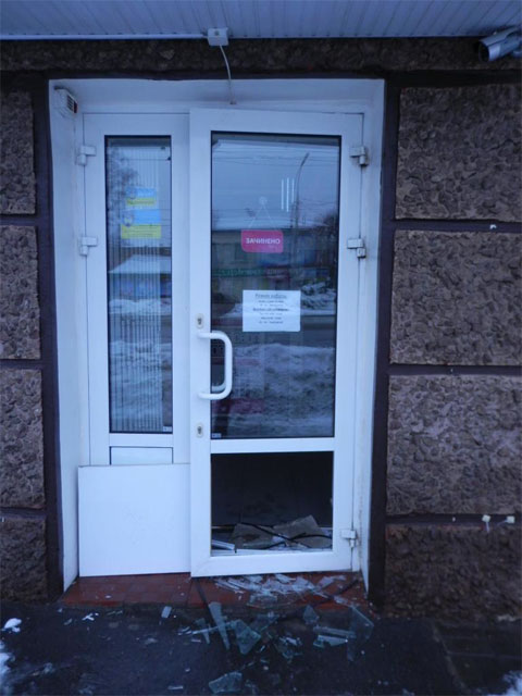 пошкоджені двері одного із вінницьких банків