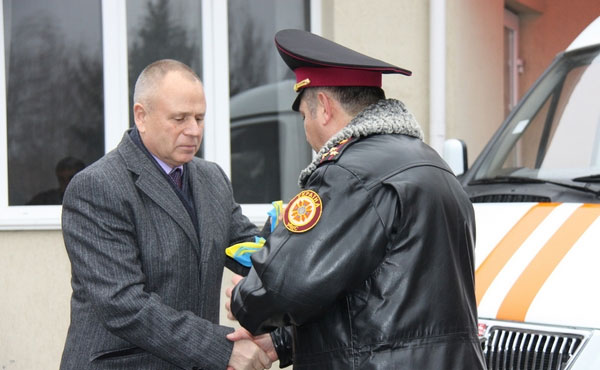 Ключі від спеціалізованого авто рятівники області отримали з рук Радника Президента України Миколи Джиги.