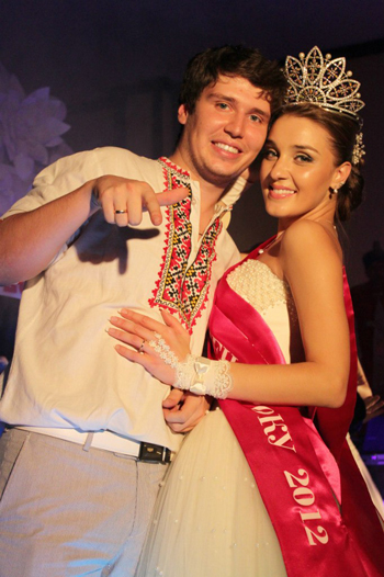 Звание "Мисс зрительских симпатий" и одновременно титул "Наречена року-2012" присудили конкурсантке №8 Елене Попадюк