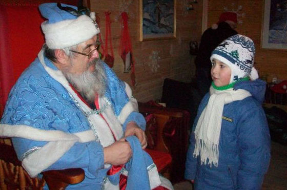 Олександ Шемет в ролі Діда Мороза приймає діток