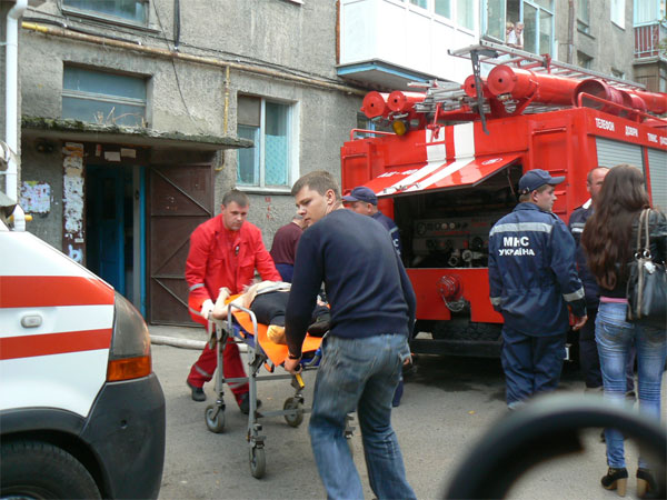 Рятують потерпілих. Пожежа сталася у Вінниці по вул. Винниченка