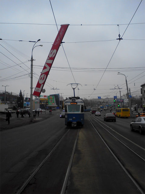 рекламний щит зупинив рух трамваїв