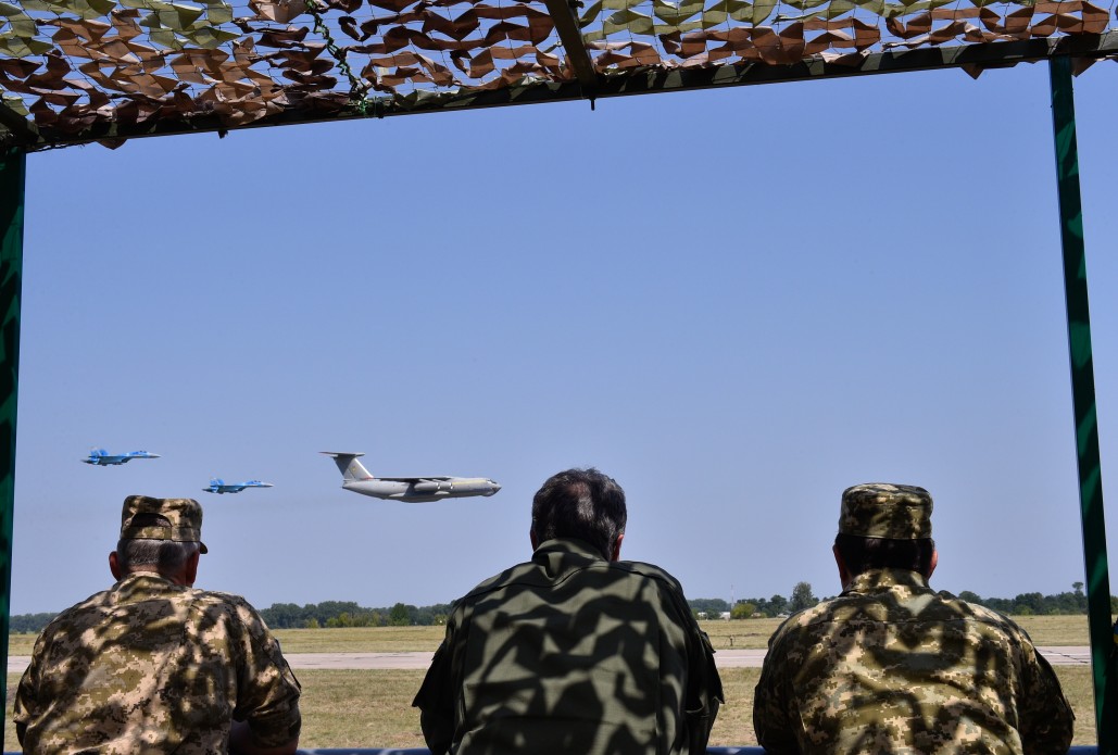 Президент Петро Порошенко до Вінниці прилетів на бойовому винищувачі Міг-29