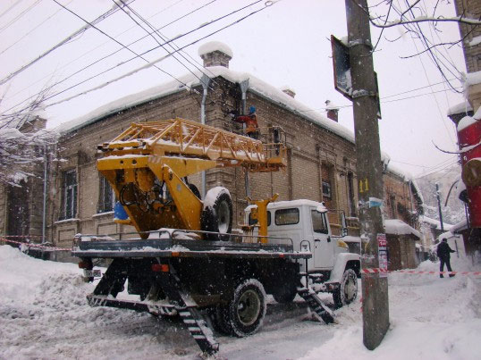 По вул. Архітектора Артинова у триповерховому будинку завалився дах від снігу
