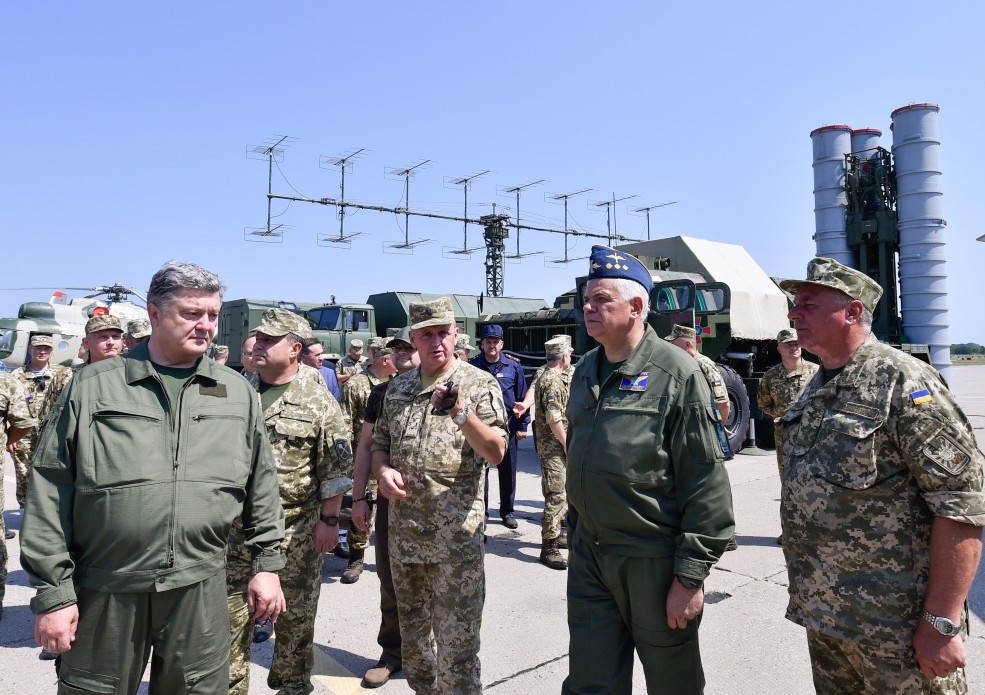 Президент у Вінниці привітав льотчиків із Днем Повітряних Сил