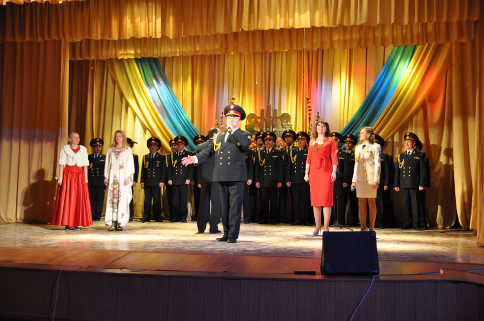 творчий колектив заслуженого Академічного ансамблю пісні і танцю Збройних Сил України презентував військовослужбовцям Гайсинського гарнізону нову концертну програму