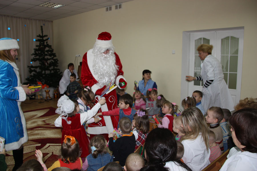помічники Діда Мороза у  Вінницькому обласному Будинку дитини із порушенням ЦНС