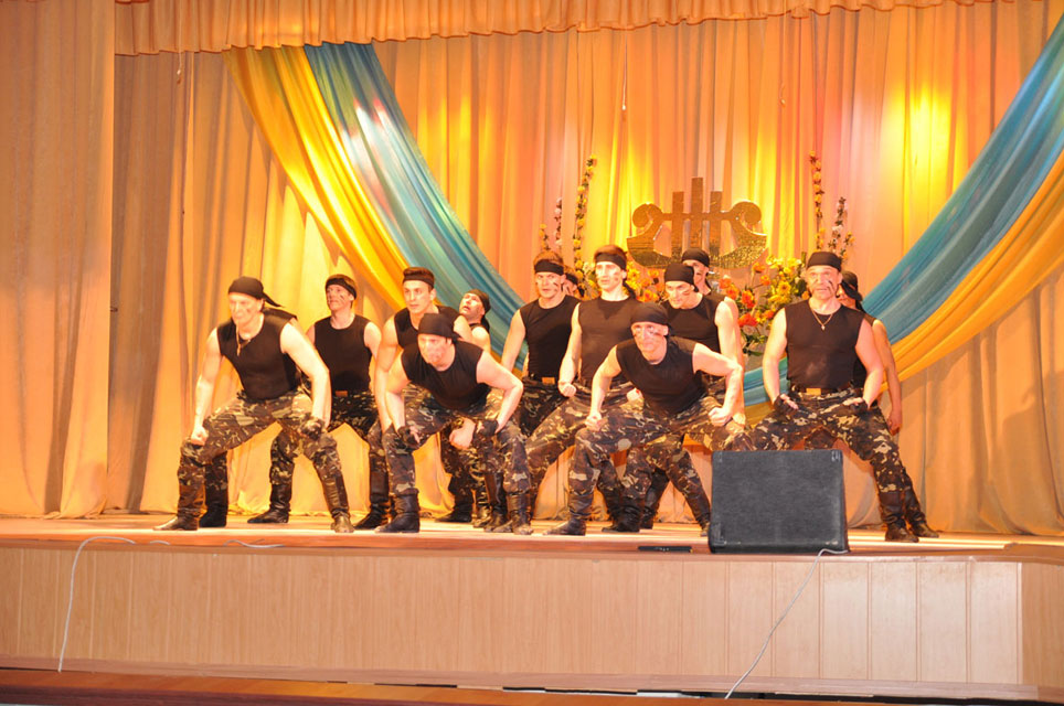 творчий колектив заслуженого Академічного ансамблю пісні і танцю Збройних Сил України презентував військовослужбовцям Гайсинського гарнізону нову концертну програму