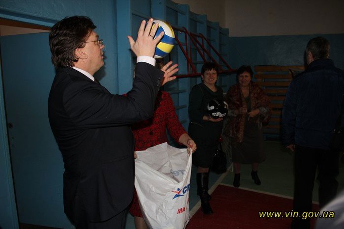 Міністр молоді та спорту України Ігор Жданов завітав із подарунками до рідної школи №12 у Вінниці