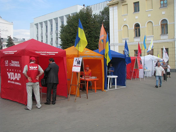 Агітаційні палатки на площі Театральна