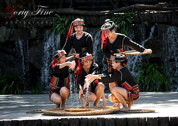 Фольклорное выступление в деревне Мё. Танец с рисом