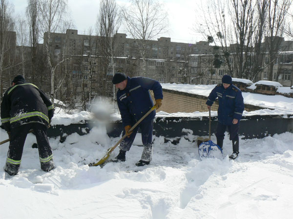 рятувальники розчищають дахи дитячих садочків від снігу