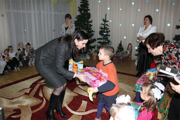 Ірина Зленко роздає подарунки вихованція "Малятка"