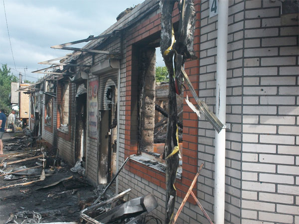П\'ять пожежних машин гасили пожежу  в торговельному комплексі в Козятині