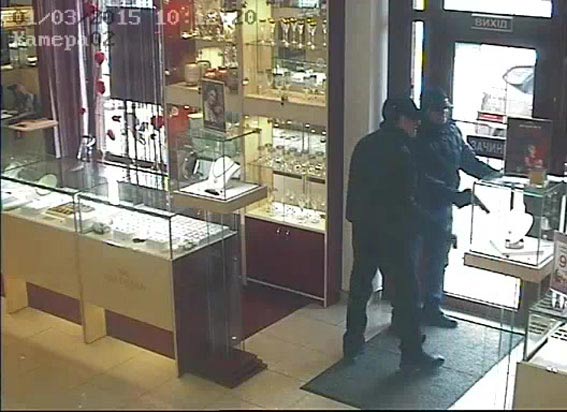 Двох чоловіків, які в березні пограбували ювелірний магазин на Київській, затримали на Донеччині