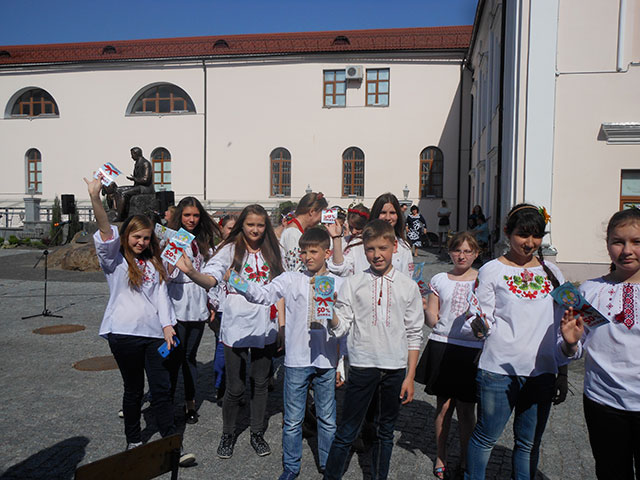 На площі Шевченка вінницькі школярі читали вірші та співали патріотичні пісні