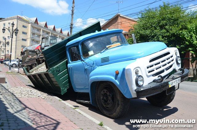 У Вінниці на вулиці Пушкіна вантажний “ЗіЛ» провалився провалився під землю. 