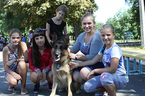 Діткам, що відпочивають у санаторії, вінницькі міліціонери показали, як працюють службові собаки 