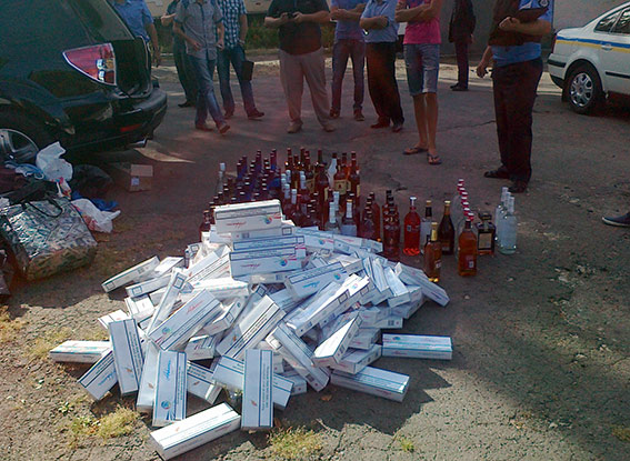 Більше сотні пляшок елітного алкоголю виявили в салоні авто працівники ДАІ та прикордонники