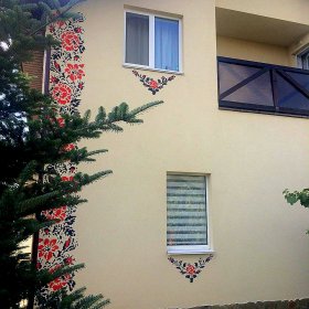 Віктор Бронюк розфарбував фасад свого власного будинку вишивкою