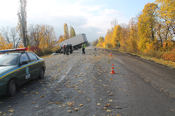 На Вінниччині Citroen "влетів" у вантажівку. Водій мікроавтобусу загинув на місці ДТП 