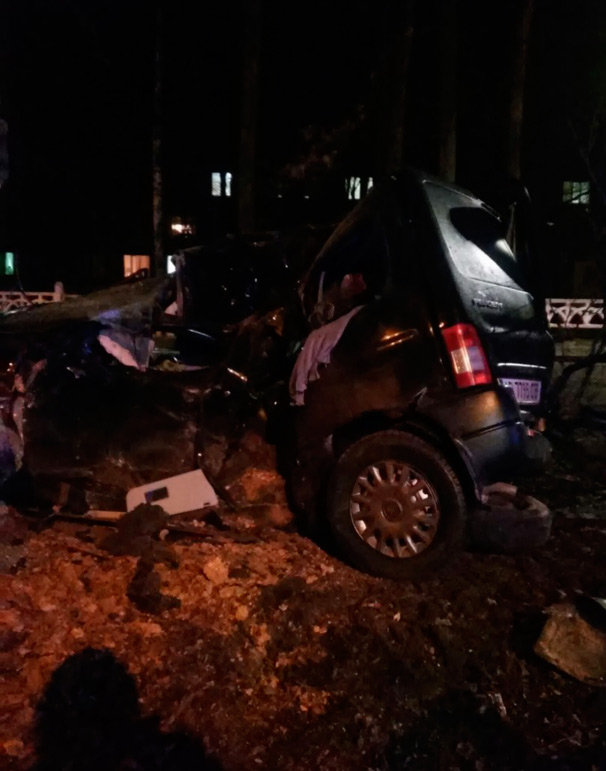 Вчора на Хмельницькому шосе автомобіль "Пежо" в'їхав у дерево. 23-річний водій загинув на місці пригоди