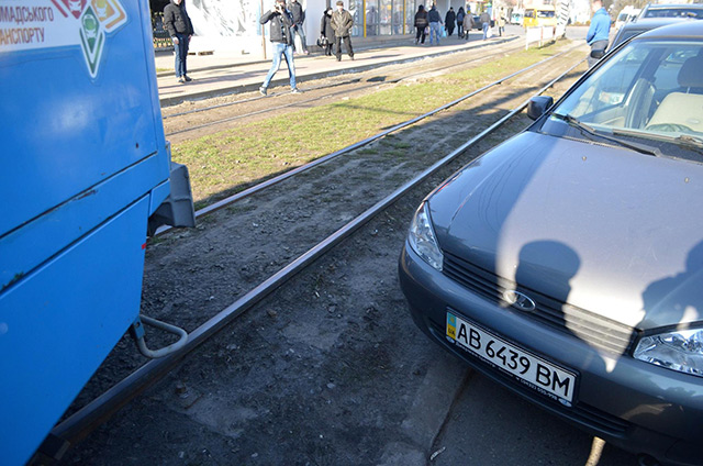 Вінничани знову носили на руках авто, яке заблокувало рух трамваїв