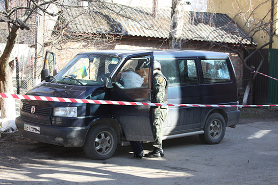 На вул. Антоновича невідомі закинули в авто учбову гранату. Ще одну прив'язали до дверей квартири
