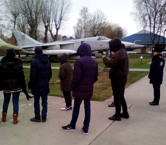 Вінницьким школярам влаштували екскурсію територією Військово-історичного музею