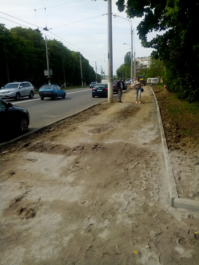 У Вінниці розпочали ремонтувати ділянку тротуару по вулиці Пирогова