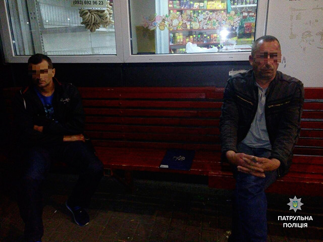 Двоє нетверезих чоловіків вночі напали на вінничанина на зупинці громадського транспорту