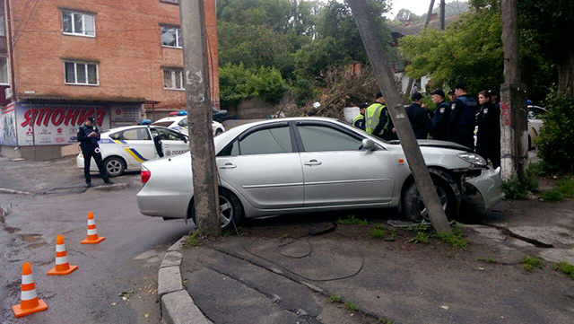 У Вінниці п'яний водій за кермом "Тойоти" врізався у стовб, тікаючи від  поліцейських