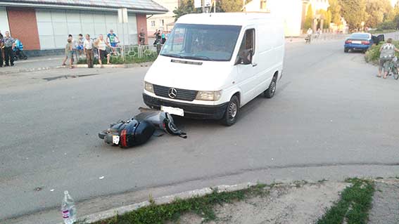 На Вінниччині п'яний депутат однієї з райрад за кермом мікроавтобусу збив 15-річного водія мопеда